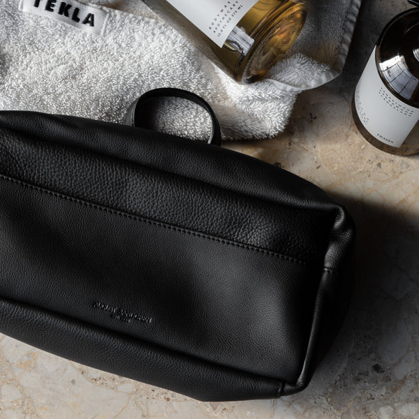 The Washbag: Surplus leather - Black - One Size